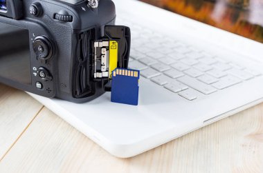 Kamera ve dizüstü bilgisayarın arkaplanındaki flaş kart, Slr kamera hafıza kartı, flash disk, fotoğraf depolama, fotoğrafçının iş yeri