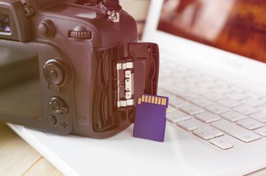 Kamera ve dizüstü bilgisayarın arkaplanındaki flaş kart, Slr kamera hafıza kartı, flash disk, fotoğraf depolama, fotoğrafçının iş yeri