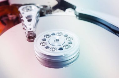 beyaz arkaplanda parçalanmış sabit disk, hdd, sabit disk sürücü, yakın plan, baş, nesne, ton
