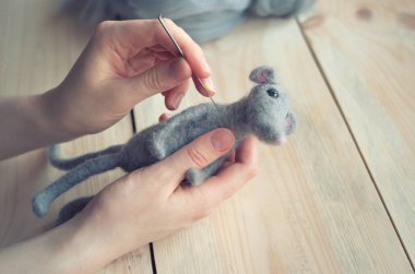 Tahta arka planda hisseden yün oyuncaklar.