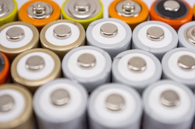 Alkalin piller çok renkli metaller ve Aa boyutundaki pillerin pozitif tarafı beyaz arka planda izole edilmiş, karbon çinko piller, şarj edilebilir piller, üst görüş modeli.