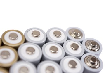 Metal piller beyaz arkaplanda izole edilmiş, yakın plan, karbon çinko piller, şarj edilebilir, kopyalama alanı