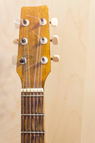 ギター弦とフロントボードの開閉選択的フォーカス — ストック写真
