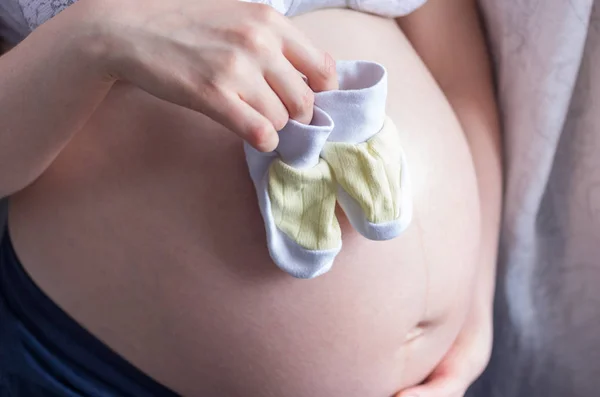 Vrouwelijke Hand Houden Gebreide Laarzen Voor Pasgeboren Baby Achtergrond Van — Stockfoto