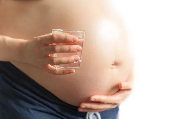 Zwanger Meisje Met Een Glas Water Achtergrond Van Een Zwangere — Stockfoto