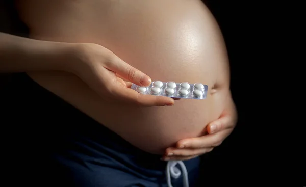 Zwanger Meisje Met Pillen Achtergrond Van Een Zwangere Buik Het — Stockfoto