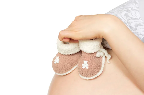 Vrouwelijke Hand Houden Gebreide Laarzen Voor Pasgeboren Baby Witte Achtergrond — Stockfoto