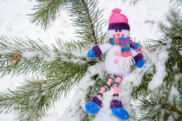Игрушечный Снеговик Зимой Против Заснеженной Ветки Елки — стоковое фото