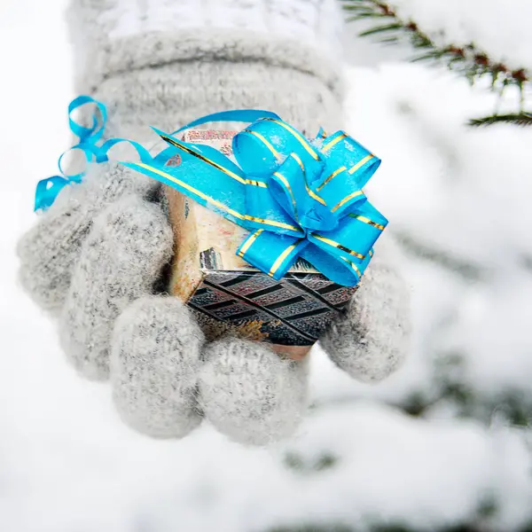 Woman Hand Wool Knitted Mitten Holds Packed Gift Box Winter — Stock Photo, Image