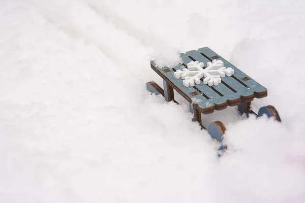 Игрушечные Сани Зимой Этом Снегу Солнечный Морозный День Зимнее Настроение — стоковое фото