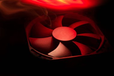 siyah arka plan bilgisayar fanı. ateş kırmızı