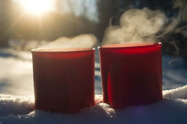 Rote Becher Mit Einem Heißgetränk Schweben Der Kälte Becher Schnee — Stockfoto