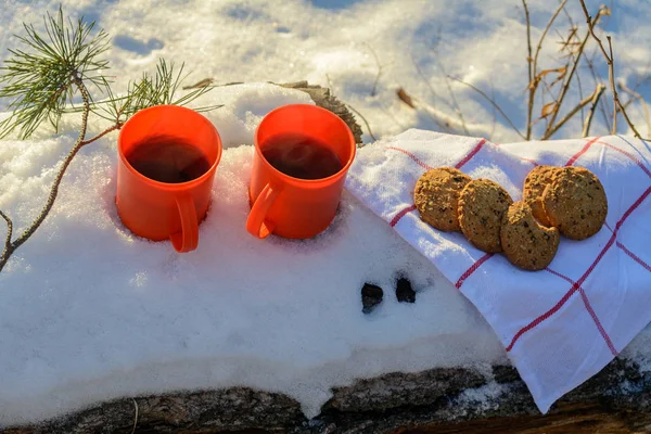 Red Mugs Hot Drink Soar Cold Mugs Snow Sunny Frosty — стоковое фото