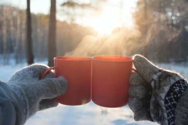 Junger Mann Und Junge Frau Strickhandschuhen Mit Bechern Heißgetränk Einem — Stockfoto