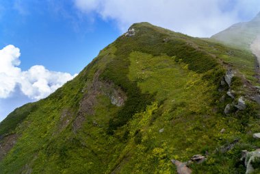 Bulutlardaki yeşil dağların tepeleri, dağlardaki manzaralı manzaralar