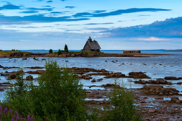 Günbatımında Kuzey Gölü Kıyısında Güzel Eski Ahşap Bir — Stok fotoğraf