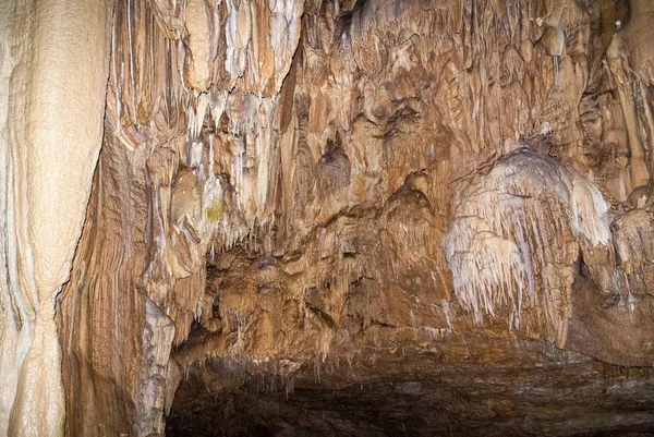 Podziemna Jaskinia Wieloma Stalaktytami Stalagmitami Różnych Kształtach Speleologii Geologii — Zdjęcie stockowe