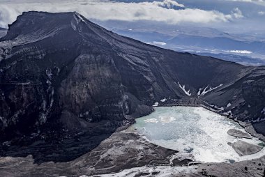 Volkanın kraterindeki volkanik göl, yukarıdan en üst görüntü.