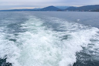 Körfezdeki teknenin manzarası ve sudaki teknenin liman manzarası.