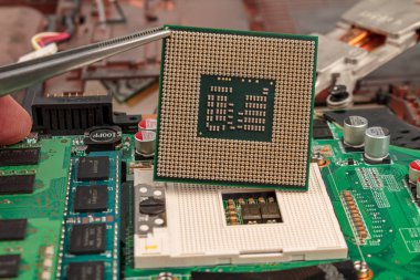 Bilgisayar işlemcisi anakart arka planında yakın plan, merkezi işlem ünitesinin soketi, ana kart ile Cpu bağlantısı, işlemci çipinin yapısı, çok çekirdekli ve çoklu iplik
