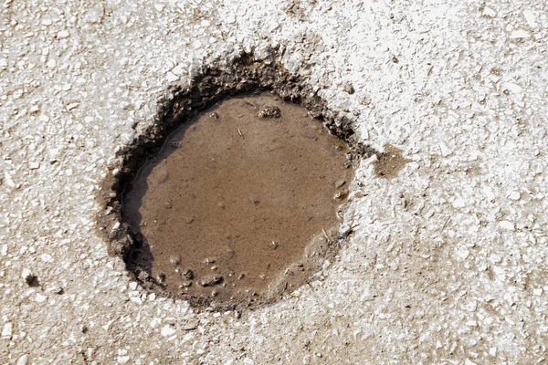 Große Grube Auf Der Straße Mit Wasser Gefüllt Das Konzept — Stockfoto