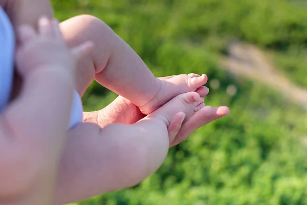Picioare Nou Născuți Mâinile Tatălui Aer Liber Conceptul Paternitate Dragoste — Fotografie, imagine de stoc