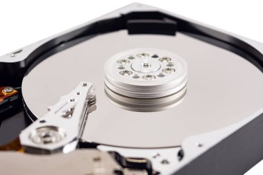 beyaz arkaplanda parçalanmış sabit disk, hdd, sabit disk sürücüsü, yakın plan