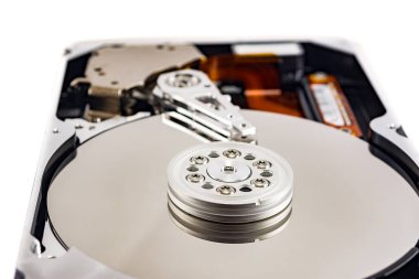 beyaz arkaplanda parçalanmış sabit disk, hdd, sabit disk sürücüsü, yakın plan
