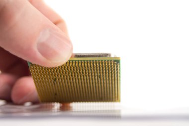 bilgisayar Cpu el yakın çekim beyaz arka plan üzerinde izole.