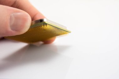 Temasların bacaklarına sahip modern çoklu çekirdekli işlemin alt tarafı, Cpu 'nun mikro kısıtlamaları, merkezi işlem birimi yapısı, beyaz arka planda izole edilmiş, seçici odaklanma