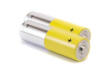 Alkali piller ve sarı metal piller. Beyaz arka planda izole edilmiş, karbon çinko piller, şarj edilebilir piller, model piller.