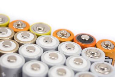 Alkalin piller çok renkli metaller ve Aa boyutundaki pillerin pozitif tarafı beyaz arka planda izole edilmiş, karbon çinko piller, şarj edilebilir piller, üst görüş modeli.