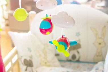 Çocuk odasında beşikteki beşikteki çocuk oyuncağı, çocuk gelişimi için oyuncak, başucu oyuncağı.