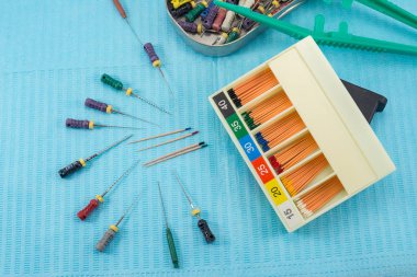 Kök kanal dolumu için farklı boyutlarda gutta-percha pimleri, endodontik cetvel yakın çekim, endodontik dolgu için malzeme