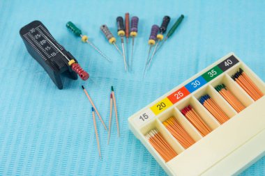 Kök kanal dolumu için farklı boyutlarda gutta-percha pimleri, endodontik cetvel yakın çekim, endodontik dolgu için malzeme
