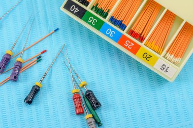 Kök kanal dolumu için farklı boyutlarda gutta-percha pimleri, endodontik cetvel yakın çekim, endodontik dolgu için malzeme
