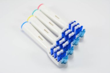 elektrikli diş fırçası başlıkları beyaz arkaplanda izole