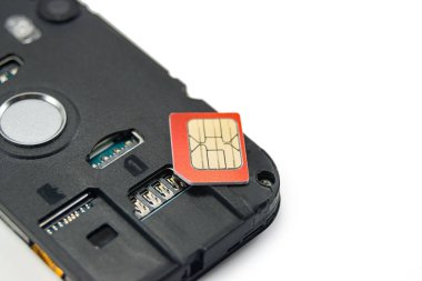 Sim kart akıllı telefondaki konektörün yanına yakın plan, telefon