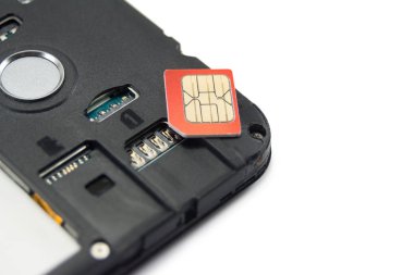 Sim kart akıllı telefondaki konektörün yanına yakın plan, telefon