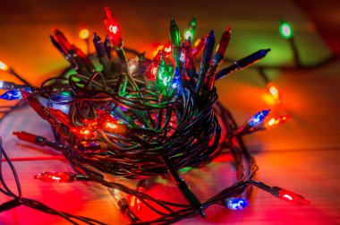 Karanlık bir odada Noel çelengi ışıkları, yanan ampuller, kış Noel havası.