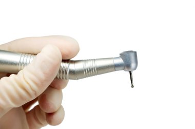 Dişçinin elindeki diş teli beyaz arka planda izole edilmiş. Yakın plan, diş matkabı, burr.