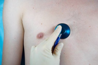 Doktor hastaya göz kulak olur. Fonendoskop, zatürree, öksürük, stetoskop gibi şeyler dinler.