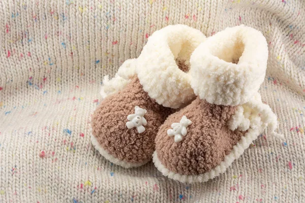 Вязаные Детские Ботинки Новорожденного Шерстяном Одеяле — стоковое фото