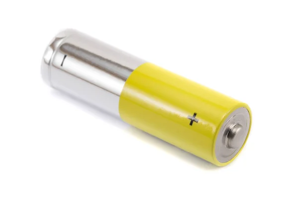 碱性电池和一个黄色金属Aa大小的电池 在白色背景特写 碳锌电池 充电电池 模型上隔离 — 图库照片