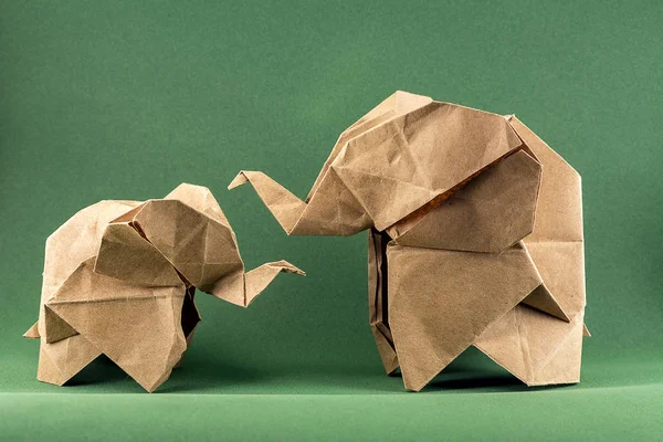 Origami Elefant Och Baby Elefant Gjord Hantverkspapper Grön Bakgrund Papper — Stockfoto