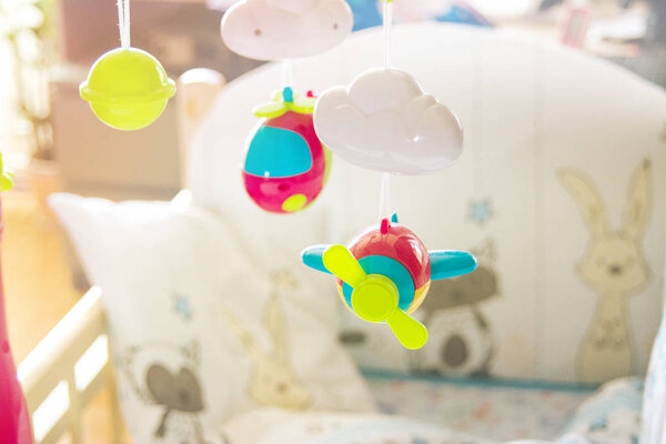 детская мобильная игрушка для колыбели в детской на светлом фоне, игрушка для развития детей, прикроватная игрушка
