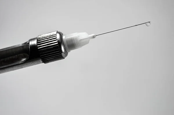局所麻酔用の注射針とカルプール注射器をバックグラウンドクローズアップマクロで単離 — ストック写真