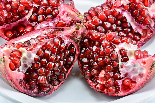 Peeled Pomegranate Seeds Cup Fraction Fresh Pomegranate Isolated White Background — Stock Photo, Image