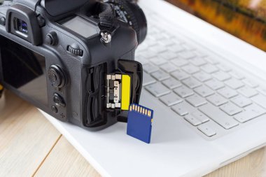 Kamera ve dizüstü bilgisayarın arkaplanındaki flaş kart, Slr kamera hafıza kartı, flash disk, fotoğraf depolama, fotoğrafçının iş yeri