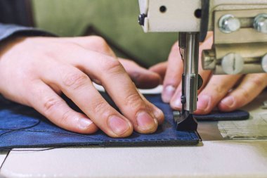 profesyonel üretim dikiş makinesi yakın çekim, deri üretimi, el terzi, el terzi